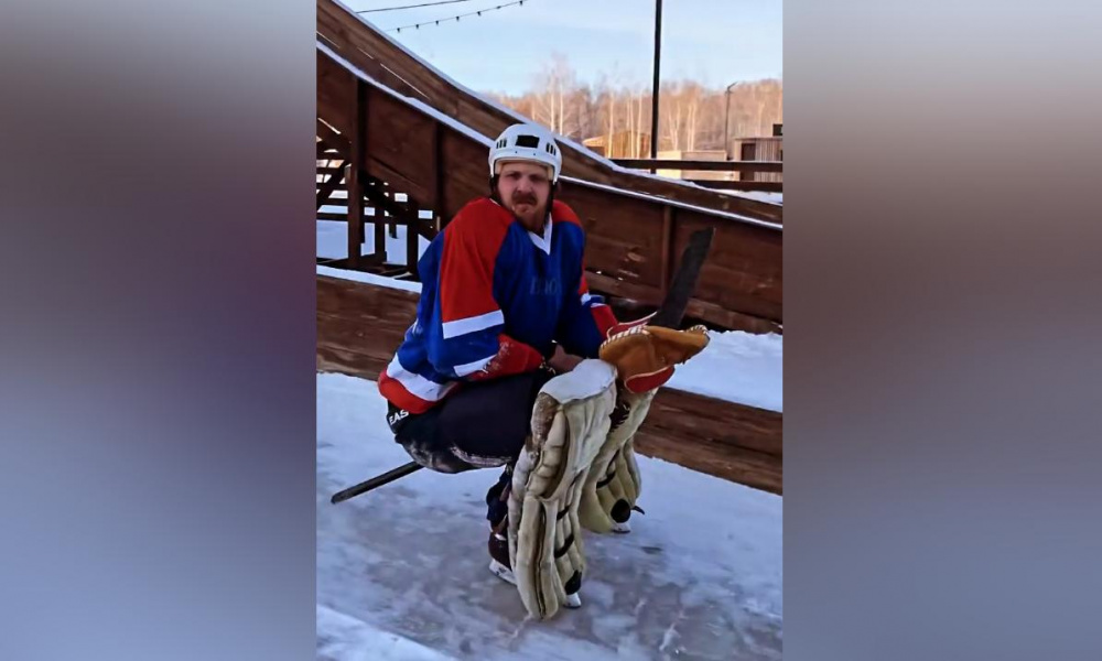НХЛ запостила ролик тренера из Омска, катающегося с горки на коньках верхом на клюшке [видео]