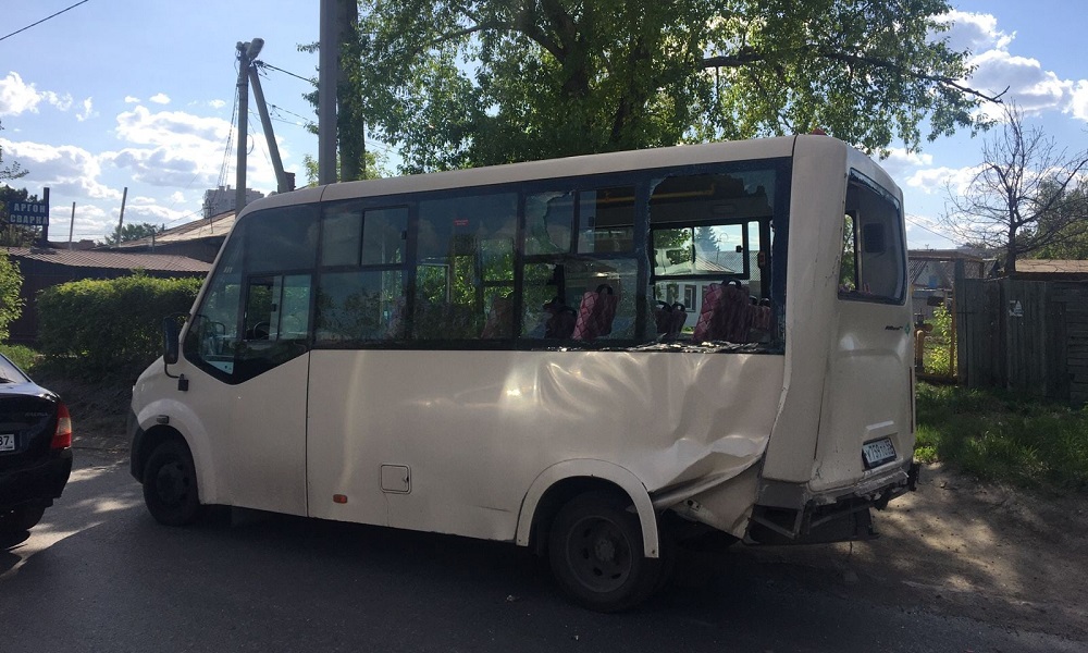 Грузовик, маршрутка и легковушка: в Омске произошло тройное ДТП, есть пострадавшие [ФОТО]