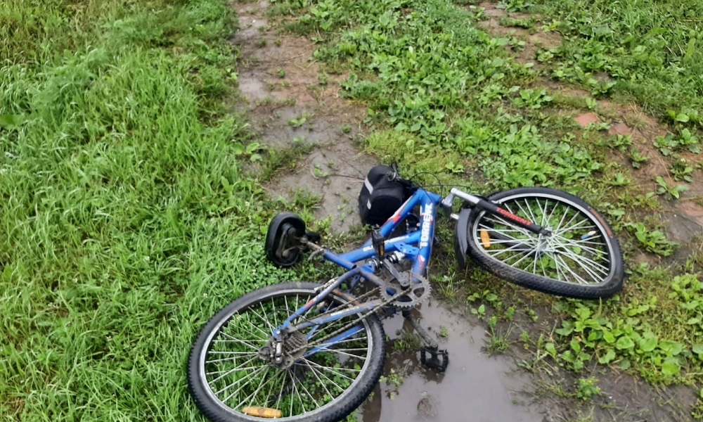 Подросток на велосипеде влетел в автомобиль в Омской области 