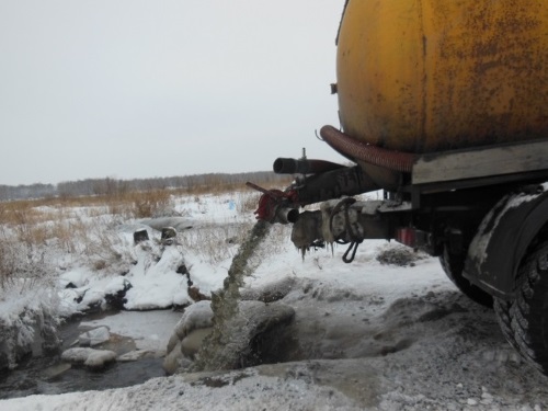 В Омской области нарушители сливали жидкие отходы прямо на землю