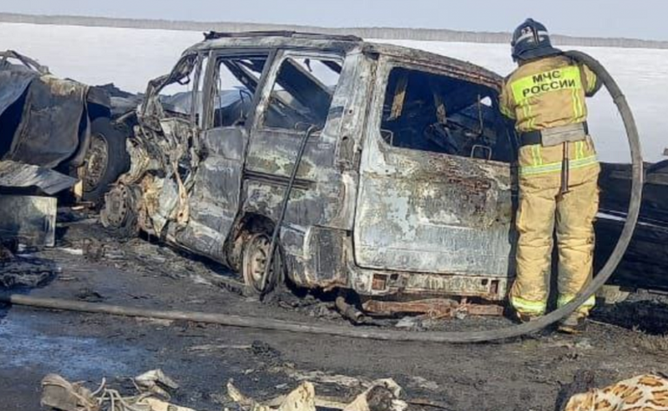 Омские спасатели опубликовали фотографии с места жуткой аварии, где погибли семь человек