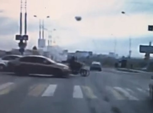 В тройной аварии на омском Левобережье пострадал байкер