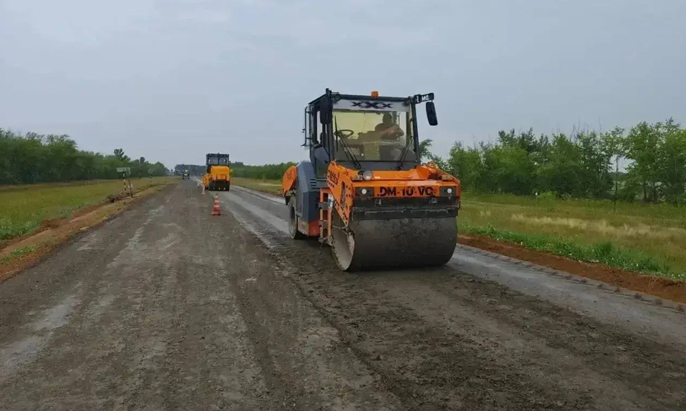 В Омской области ремонтируют трассу до границы с Казахстаном