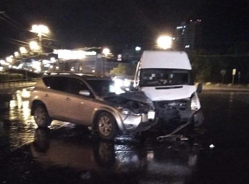 В Омске пассажиры маршрутки № 430 пострадали после столкновения с легковушкой