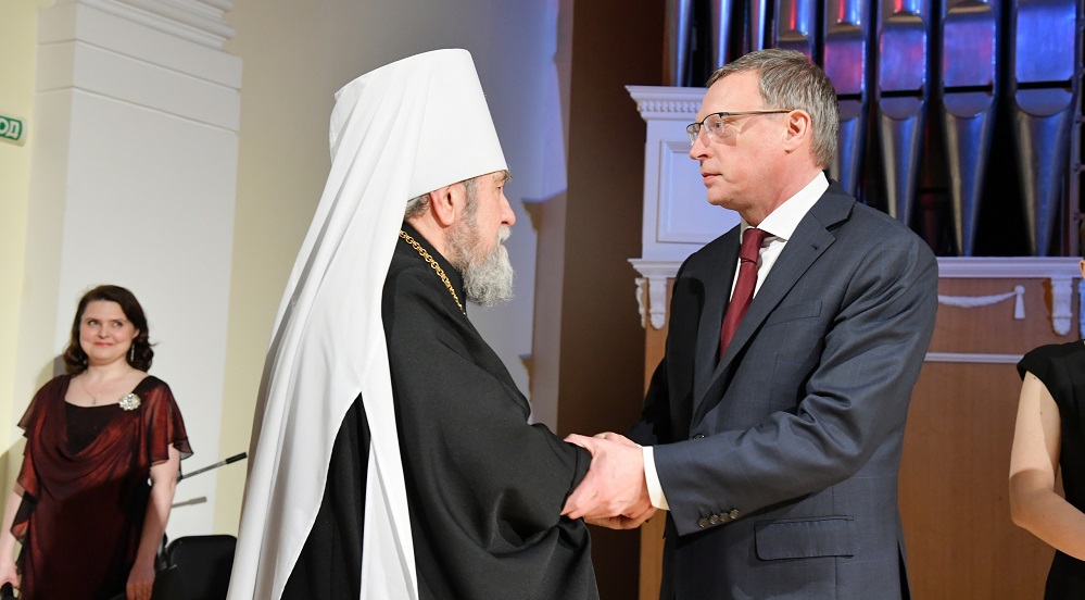 Александр Бурков вручил митрополиту Омскому и Таврическому Владимиру знак отличия "За служение Омской области"