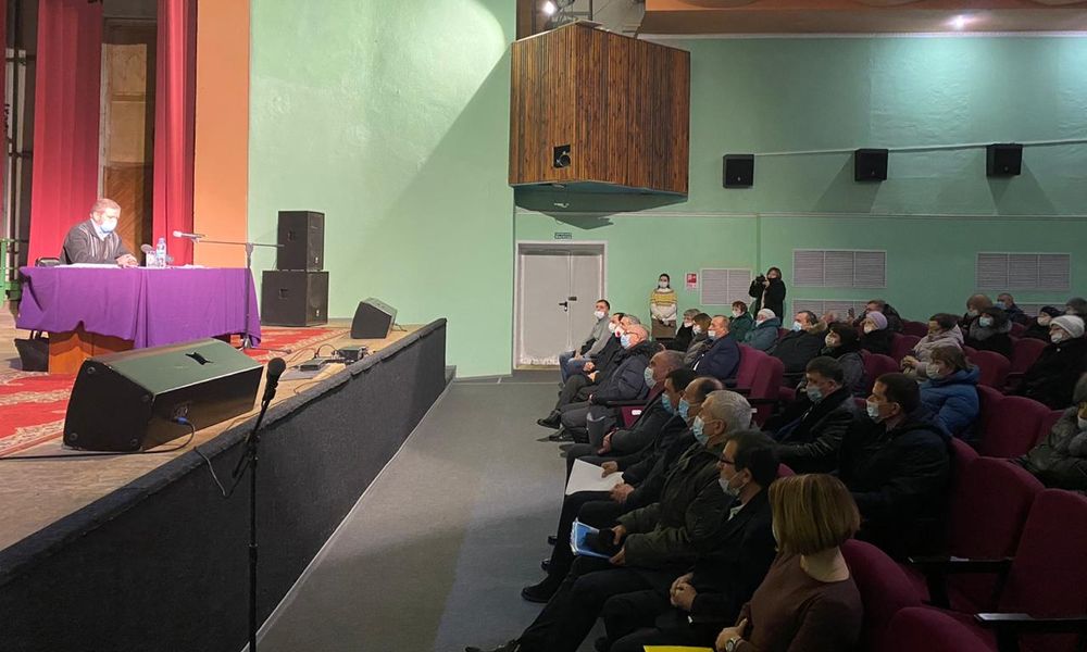 В Знаменке проходит встреча представителей правительства с жителями многоквартирных домов