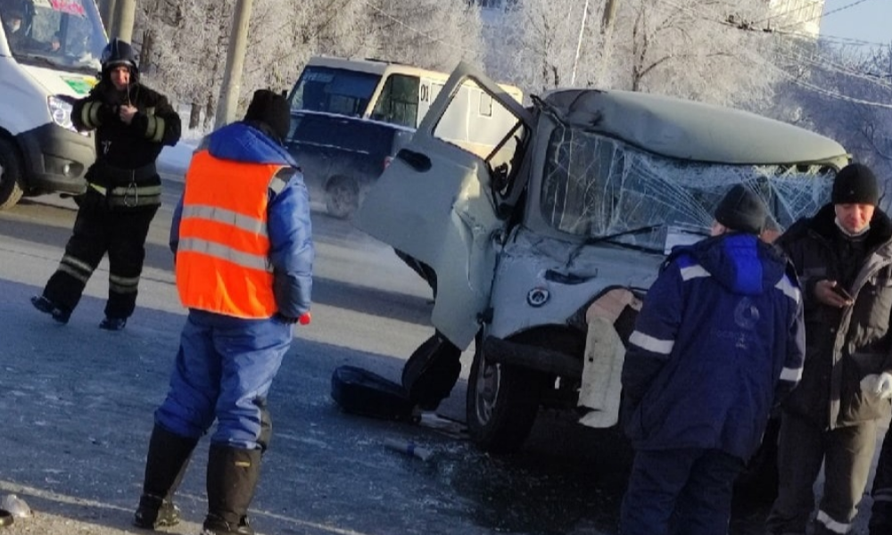 В Омске на Левом берегу «Газель» столкнулась с УАЗиком 