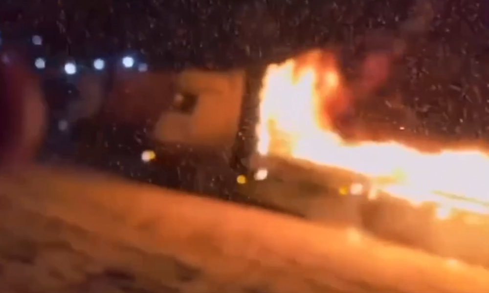 Дальнобойщик проехал на горящей фуре по парковке у трассы Омск — Новосибирск 