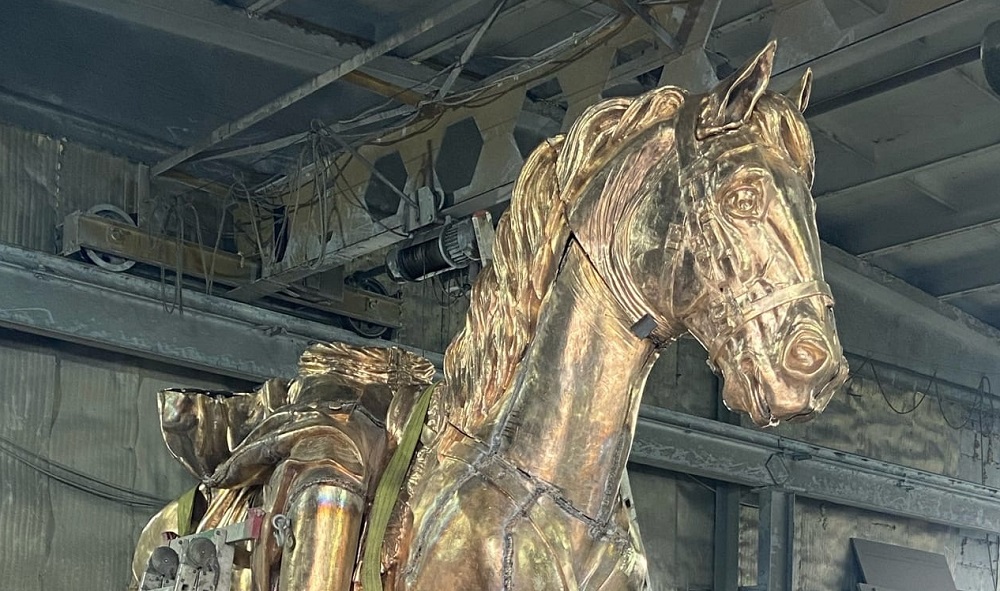 Конную скульптуру Бухгольца уже везут в Омск