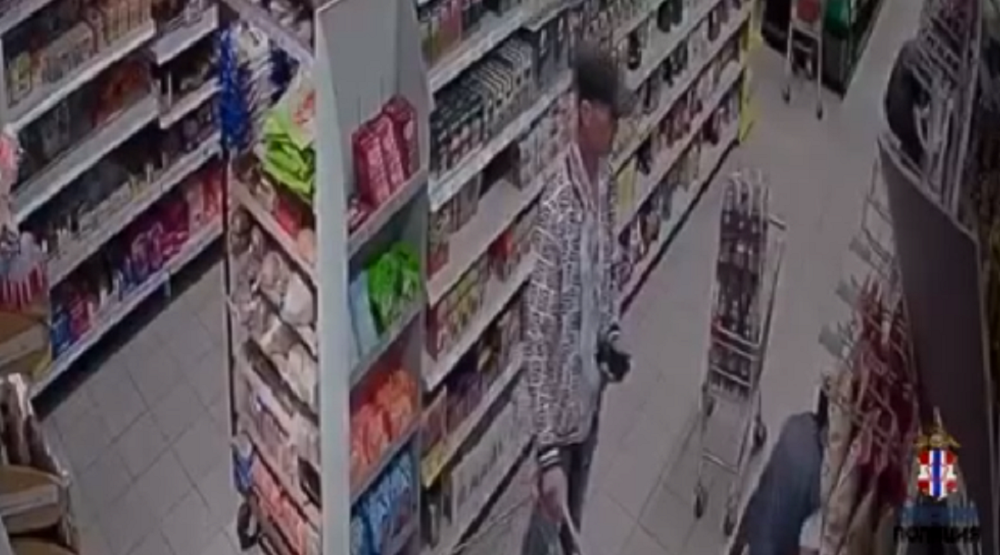 У омской полиции появилась видеозапись, на которую попал мужчина, укравший кошелёк у пенсионерки