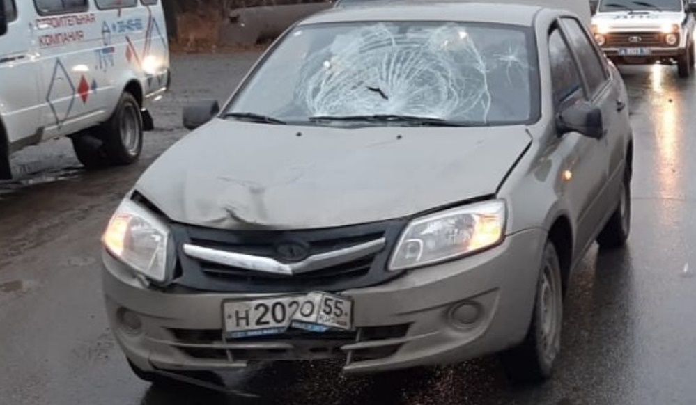 На омича на улице Губкина наехало по очереди два автомобиля