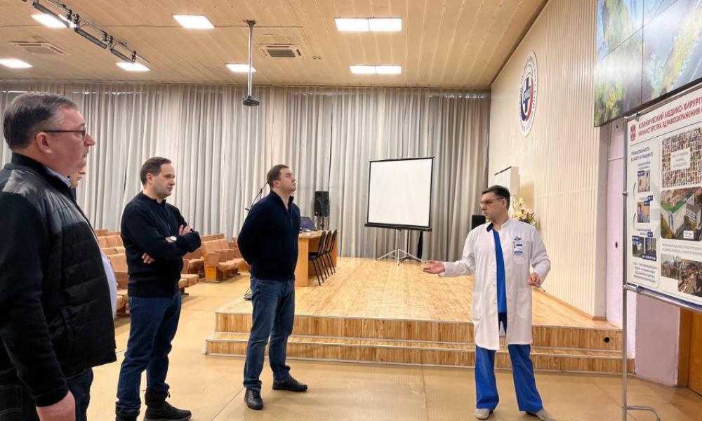 Виталий Хоценко совместно с замминистра финансов России Павлом Кадочниковым посетили стройплощадку детского инфекционного стационара