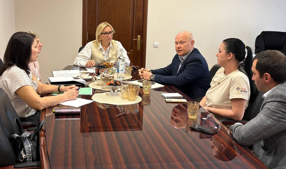 Глава омского минтруда Ирина Варнавская обсудила аспекты сотрудничества с руководителем центра «Путь домой»