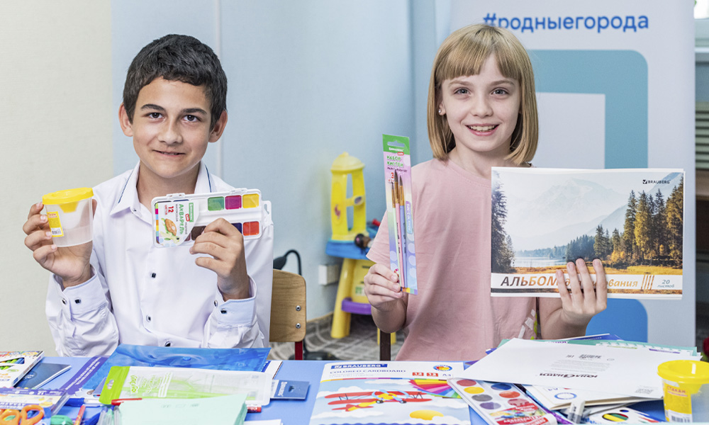 Омский ОНПЗ передал школьные принадлежности детям из малообеспеченных семей