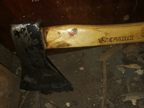 В Омске ссора приятелей окончилась ударом топора