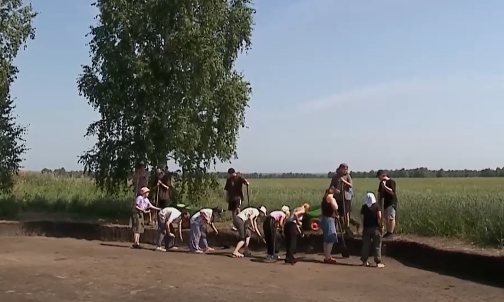 В селе Новопокровка Горьковского района археологи нашли уникальные артефакты