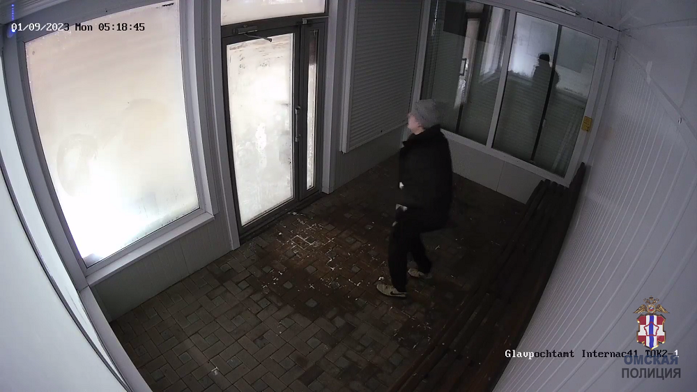 В отношении омича, разгромившего три тёплых остановки, возбудили уголовное дело 