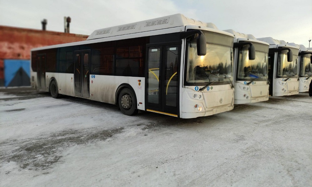 Продолжается обновление общественного транспорта: в Омск прибыли четыре новых экологичных автобуса