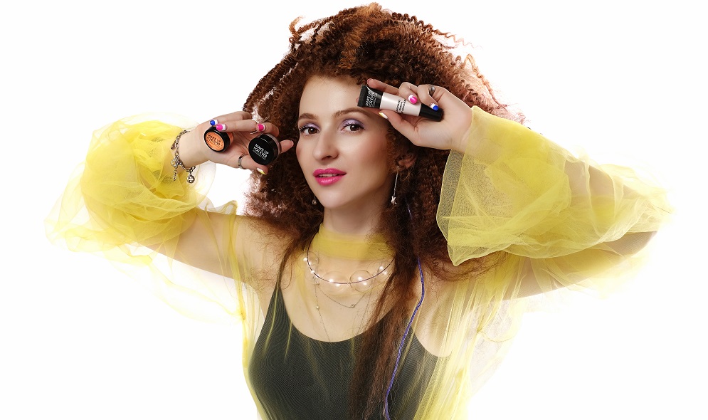 "Цвет, блеск, эксперимент!" - омский топ-стилист Яна Брыш рассказала, как создать трендовые новогодние образы