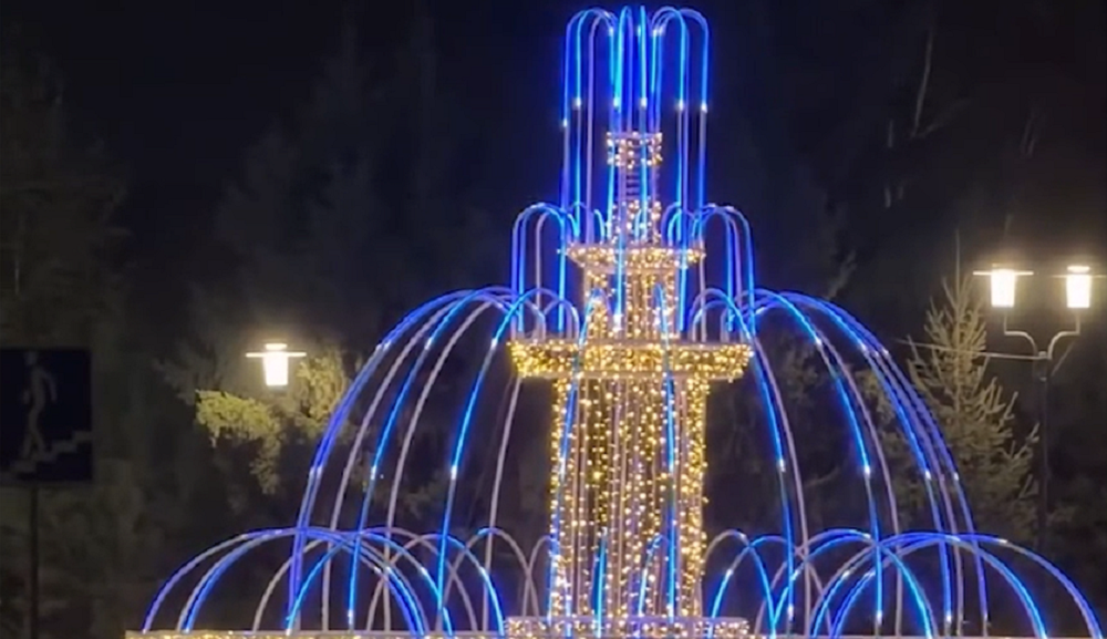 В Омске на бульваре Победы запустили праздничную подсветку фонтана