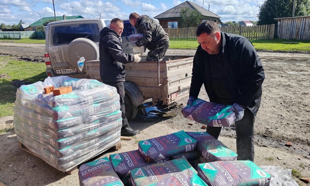 Активисты партии «Единая Россия» помогают восстановить дома, пострадавшие от весеннего паводка на севере Омской области 