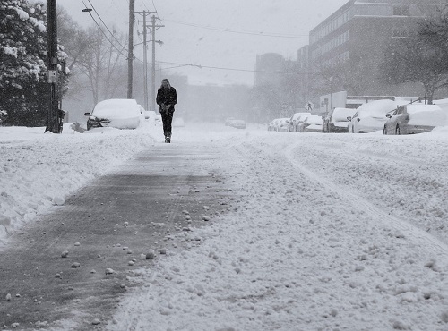 На снегу нашли пьяного омича с годовалой дочерью