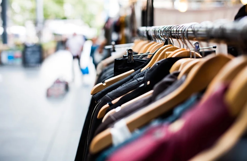 В Омске с Ленинского рынка украли куртки