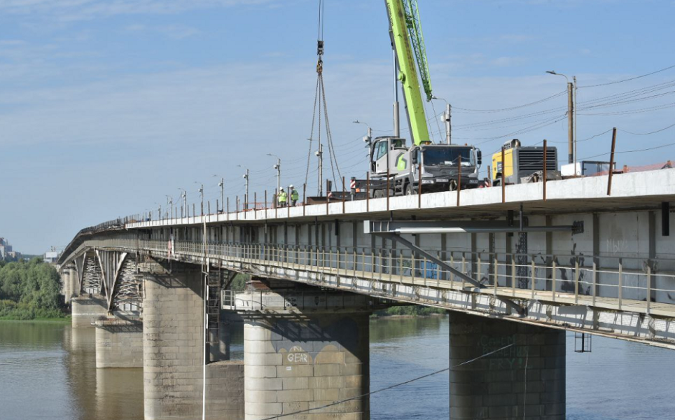 На мосту имени 60-летия ВЛКСМ установят новые тротуарные плиты