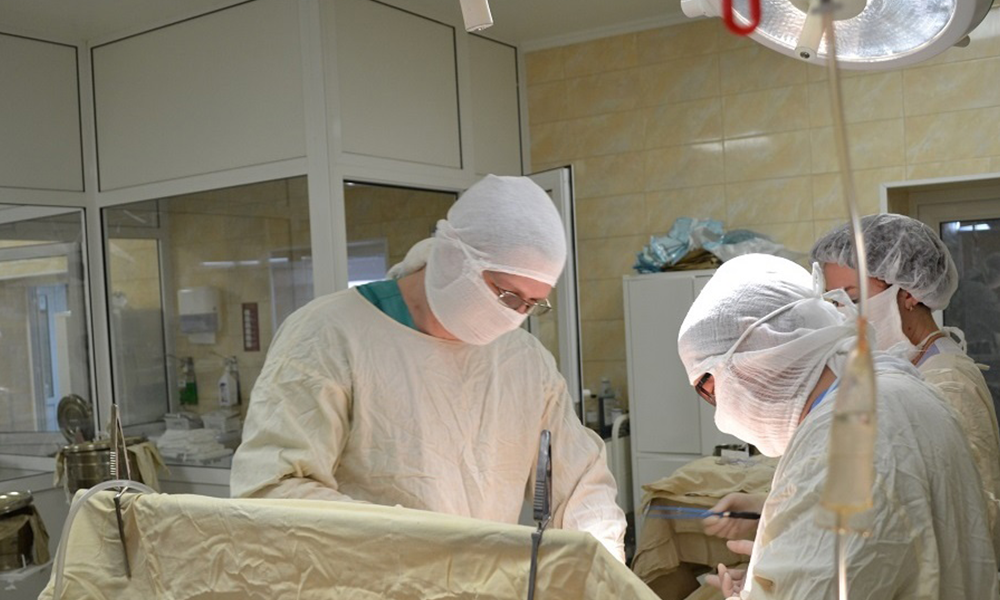 Омские врачи удалили женщине 2-килограммовый метастаз