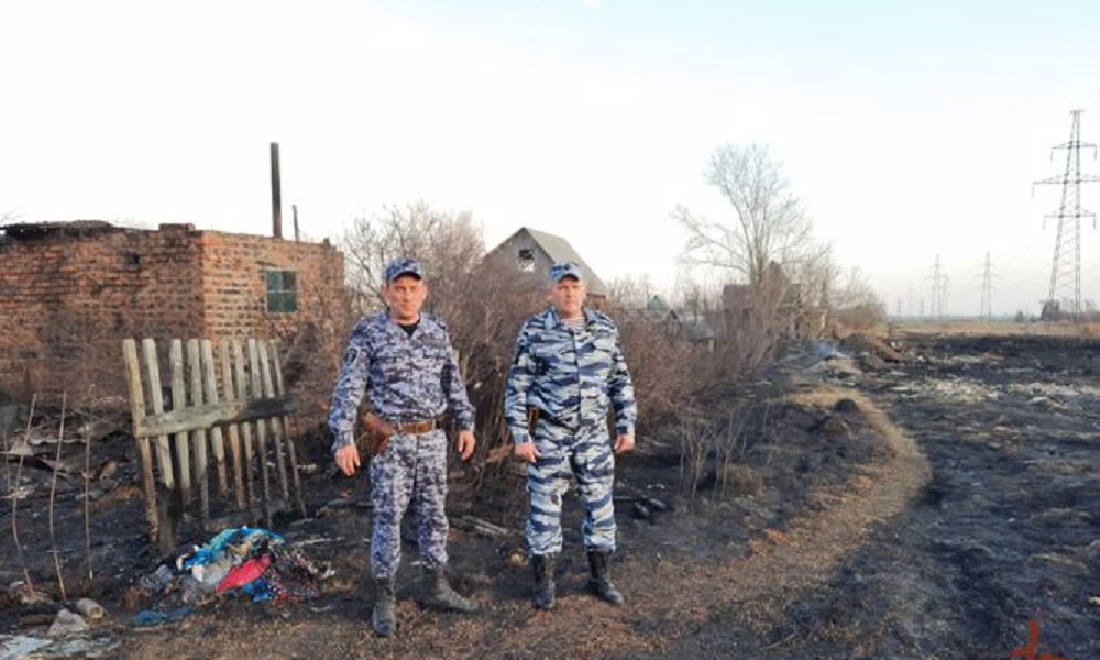 «Спасли мой дом»: в Омской области сотрудники Росгвардии помогли огнеборцам тушить пожары