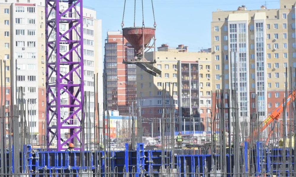 Виталий Хоценко и заместитель главы Минобороны РФ Тимур Иванов посетили строительную площадку детского инфекционного стационара в Омске