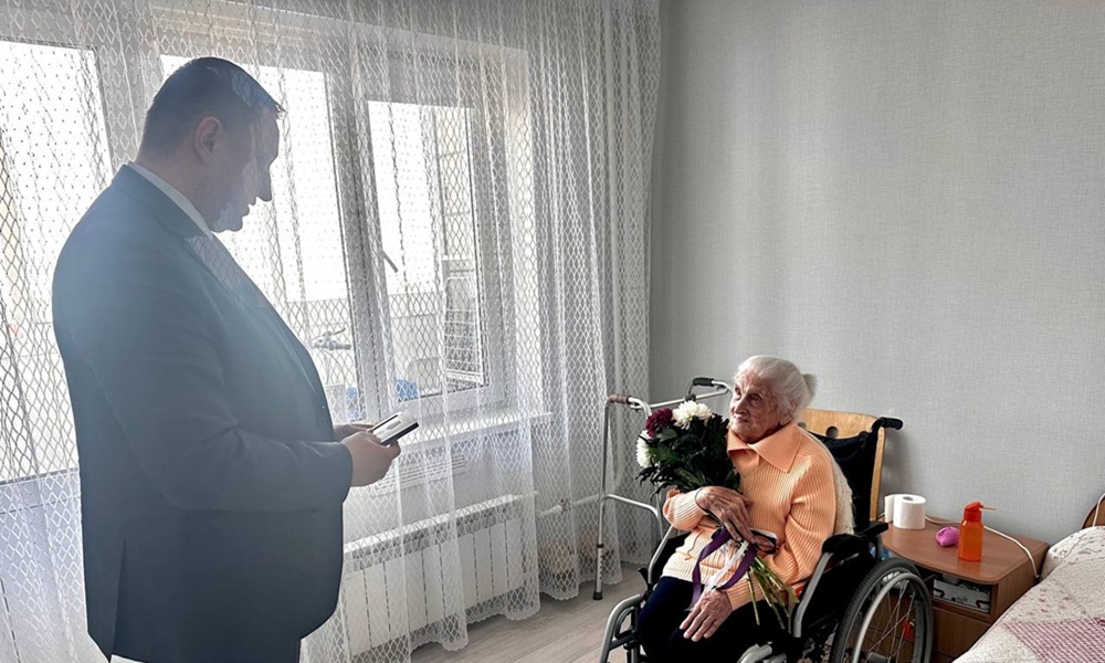 В преддверии 80-летия Победы в Великой Отечественной войне омичке вручили юбилейную медаль