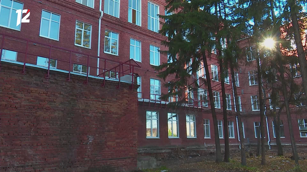 Омская школа № 97, ремонтировать которую начали ещё весной, откроется после новогодних каникул  