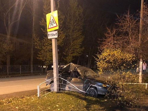 Пьяный омич на ВАЗе влетел в опору ЛЭП