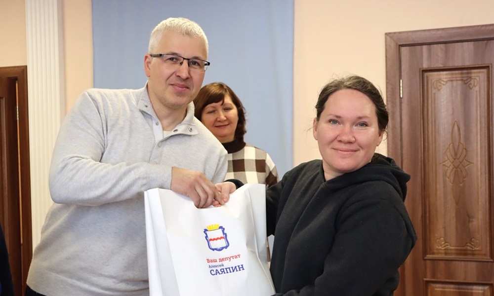 Омским многодетным семьям передали подарки и продуктовые наборы