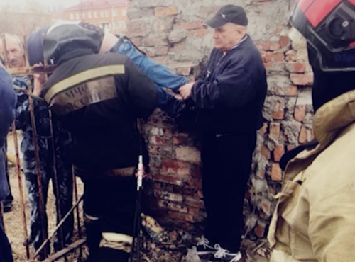 В омской гимназии срезали с забора штыри, на которые напоролся школьник