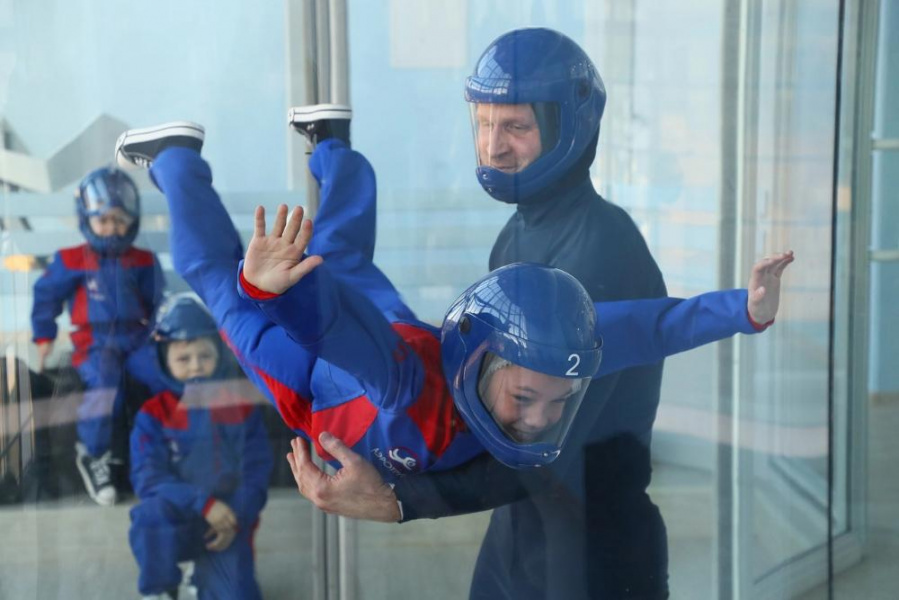 Министр спорта Омской области исполнил мечту юного Никиты Бабушкина о полёте в аэротрубе 