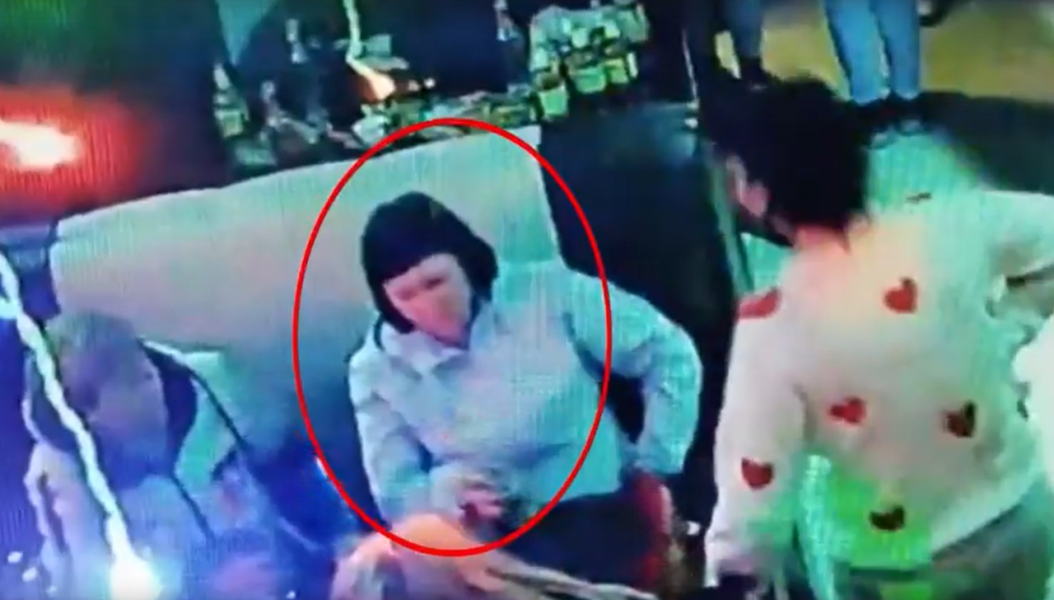 Полицейские разыскивают женщину, которая воспользовалась чужой картой в кафе