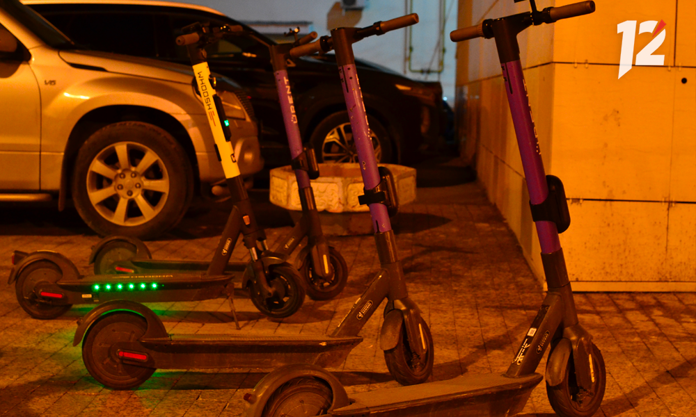 Чтобы сесть за руль автомобиля, теперь нужно знать,  как пользоваться электросамокатом