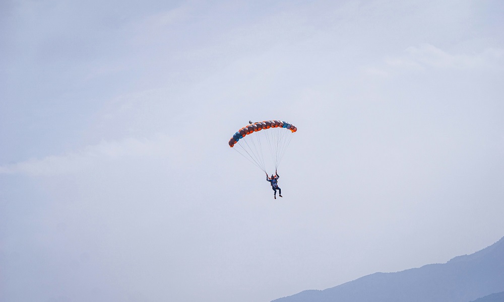 Омский профессиональный спортсмен-парашютист рассказал, чем этот вид спорта привлекает людей 