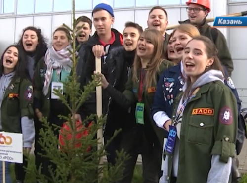 Омские студенты сервируют столы в Казани