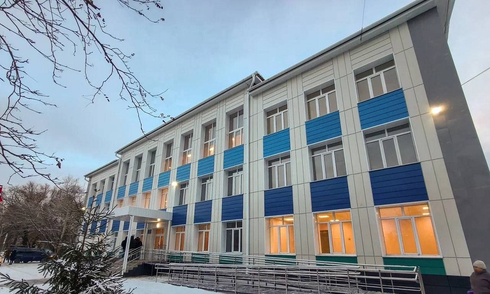 Виталий Хоценко открыл школу № 79 после капитального ремонта