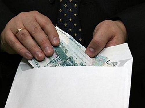 Омича будут судить за попытку дать взятку полицейскому