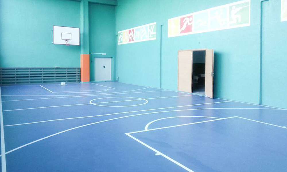 Виталий Хоценко сообщил, что в Азовском и Нижнеомском районах к новому учебному году отремонтировали спортзалы