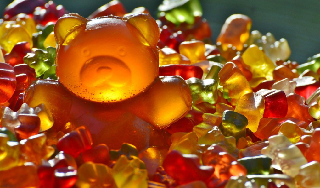 Двое омичей ограбили алкомаркет ради мармеладок [видео]