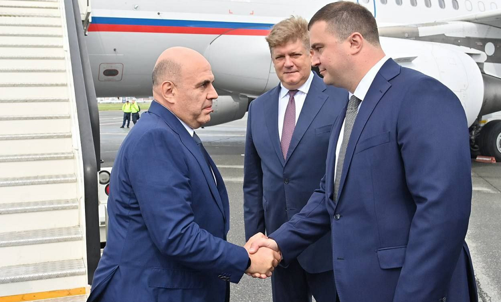 Виталий Хоценко и Анатолий Серышев встретили у трапа самолёта прилетевшего в Омск Михаила Мишустина