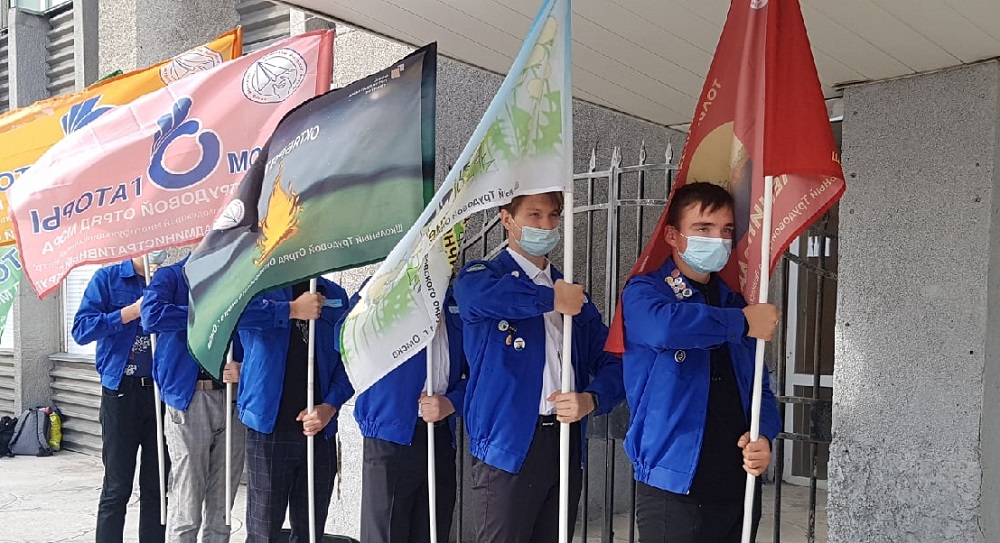 Флаги, музыка и прощальные речи: в Омске закрывают летний сезон школьных трудовых отрядов