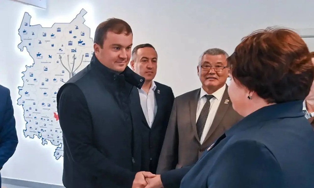 Виталий Хоценко посетил Кадровый центр «Работа России» в Кормиловском районе