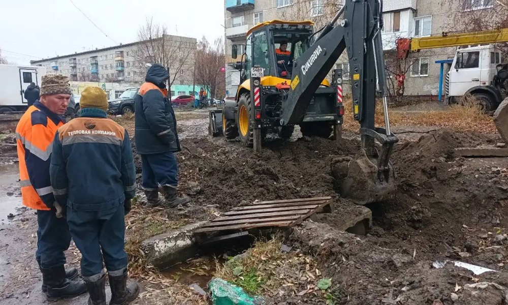 Сотрудники «Тепловой компании» ведут ремонт сетей по 12 адресам в Омске