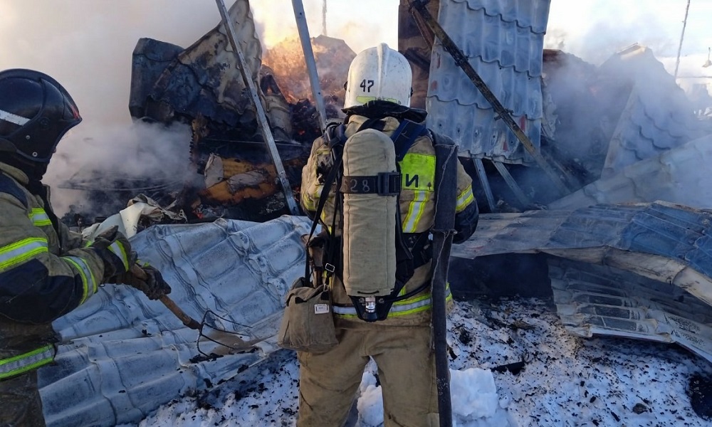 В Черлакском районе Омской области сгорели жилой дом, гараж и автомобиль